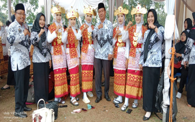 Lima Siswa SMPN Satu Atap 2 Tulang Bawang Barat Jadi Peserta Tari Sembah pada Kegiatan Puncak Hari Guru Nasional